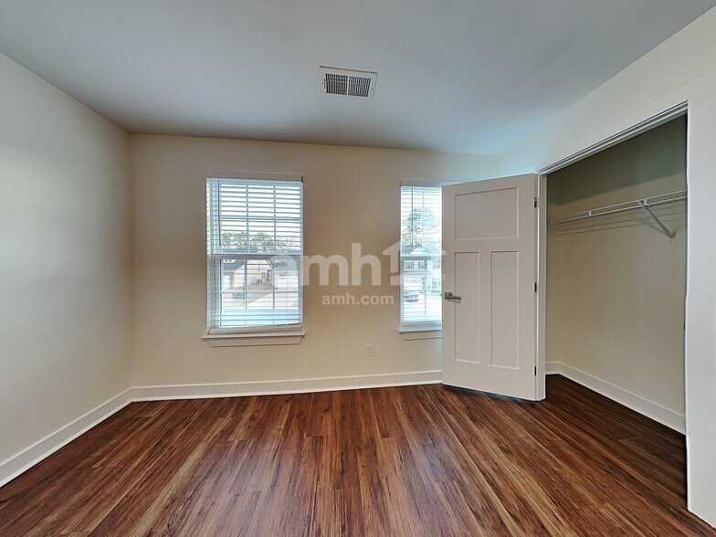 Building Photo - 136 Thames Valley Dr