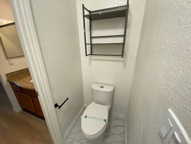 Building Photo - *Special* Charming 2 bedroom 2 bathroom Condo in Oceanside!