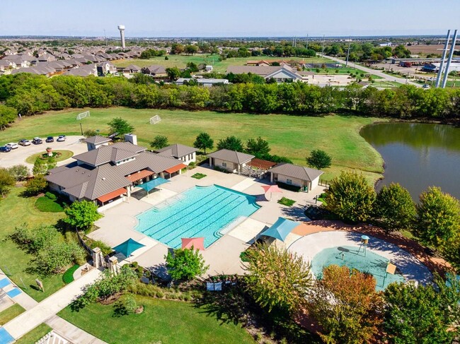 Building Photo - 211 Red Oak Dr