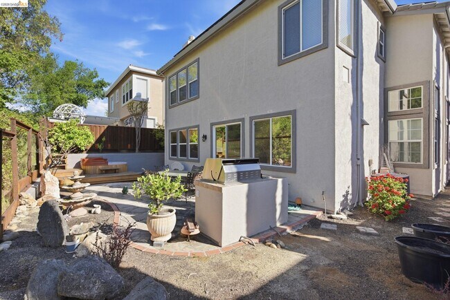 Building Photo - 257 Golf Links St