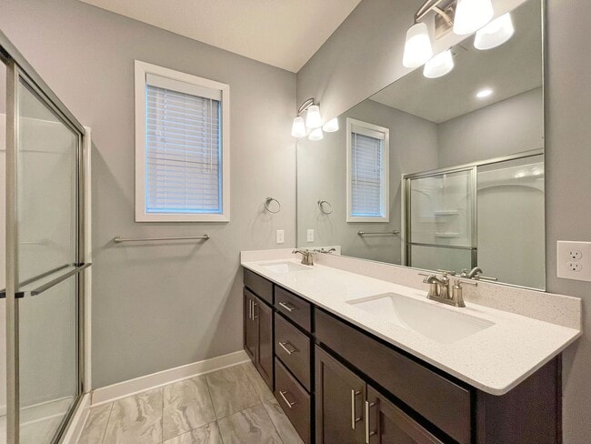 Building Photo - Sparkling, SPACIOUS Like-New Home with 3 B...