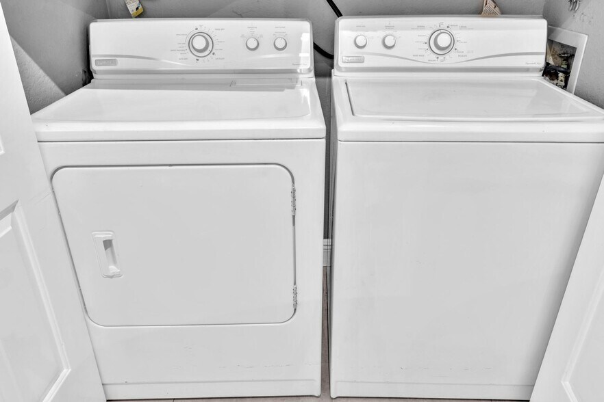 Building Photo - 2881 N Oakland Forest Dr