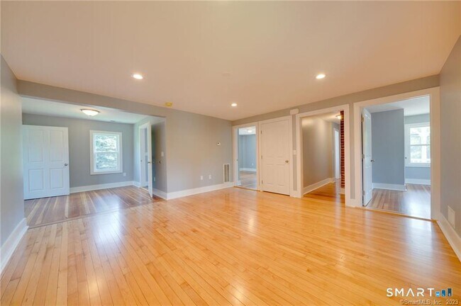 Building Photo - 157 River Rd