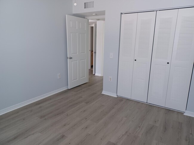 Building Photo - 215 Villa Cir