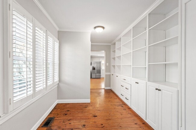 Building Photo - Charming Updated Bungalow in Raleigh’s Mordecai District!