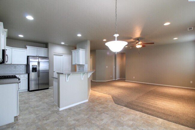 Building Photo - West Pasco 3 bed/2 bath Home