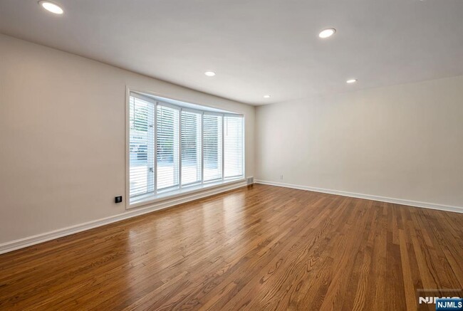 Building Photo - 8 MacBeth Ct