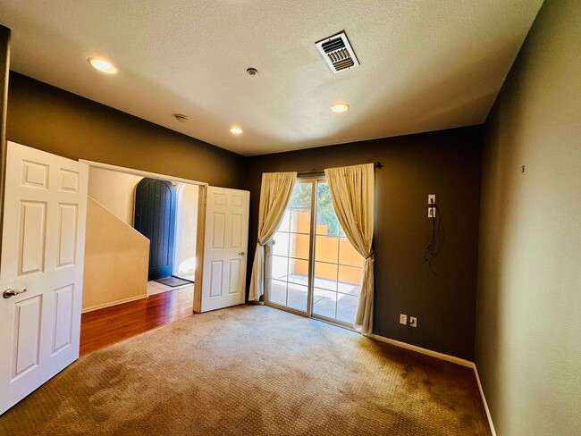 Building Photo - Luxury Tri-Level Townhome 2bd 2.5bth w Bon...