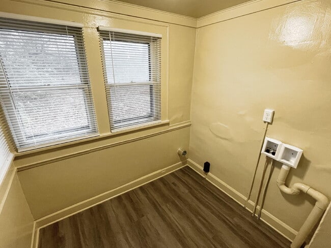 Building Photo - 3 Bedroom conveniently located across the street from Starbucks