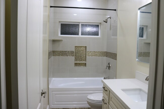 Building Photo - 15924 Plum Ct
