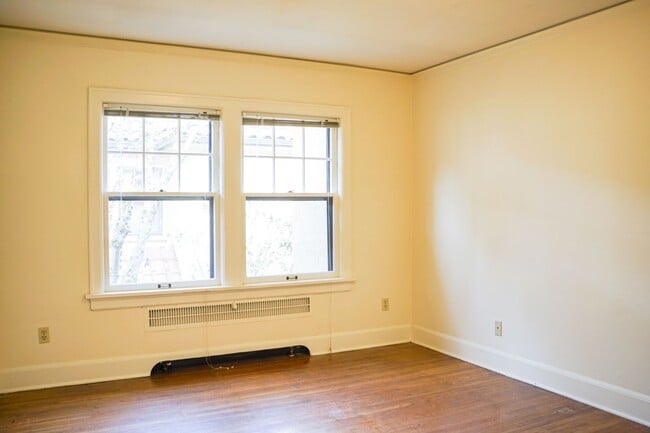 Building Photo - Stunning 1931 Townhome with Original Details You've GOT to See!
