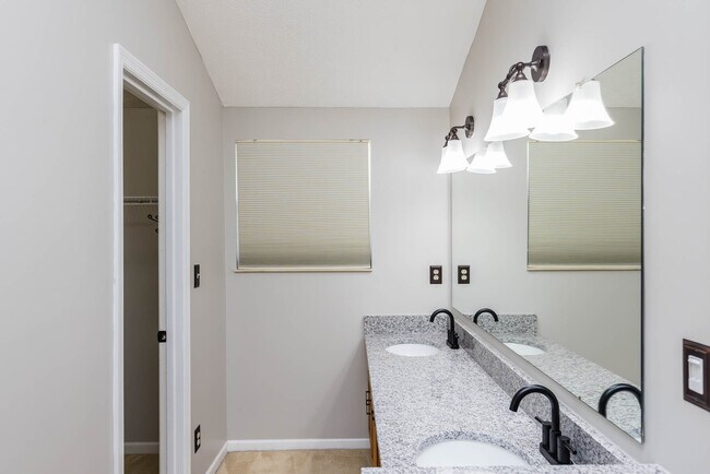 Building Photo - 5952 Sachem Ct