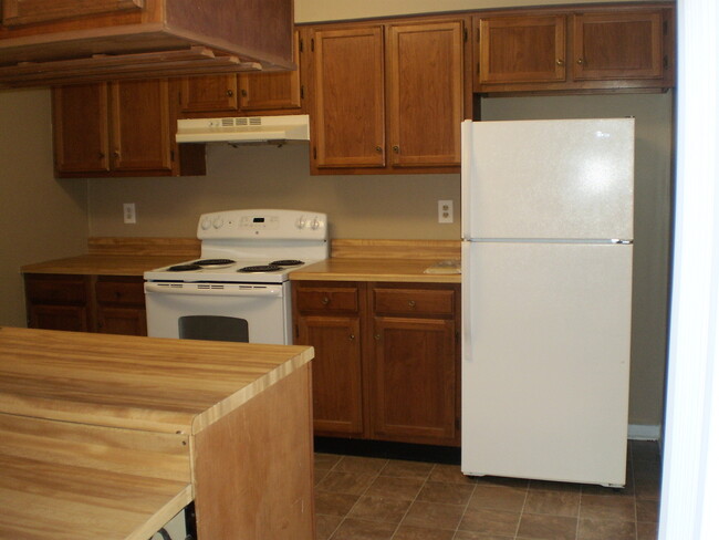 Building Photo - NICE--2 Bedroom 1.5 Bath Townhouse WEST of...