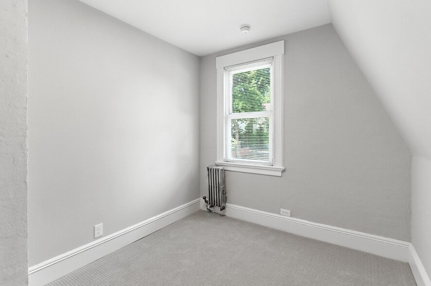 Building Photo - 45 Oakridge Rd