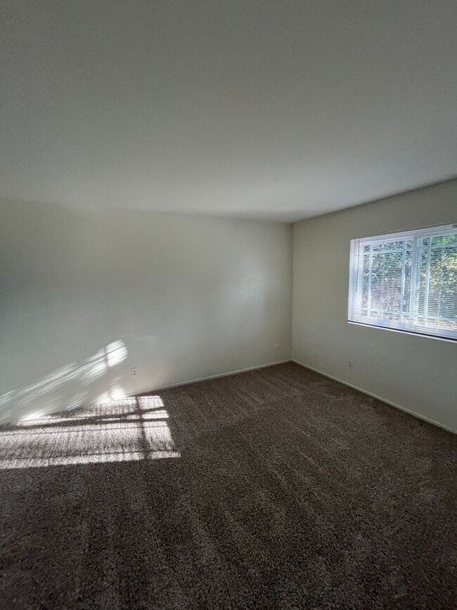 Building Photo - Beautiful 4 Bd Townhouse