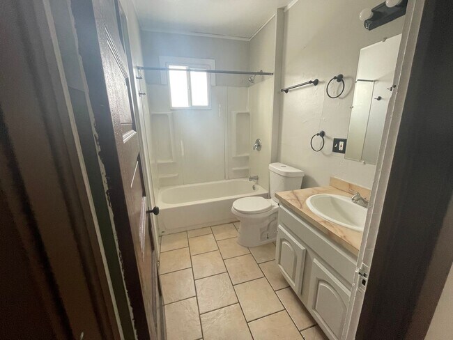 Building Photo - 800 E 157th St