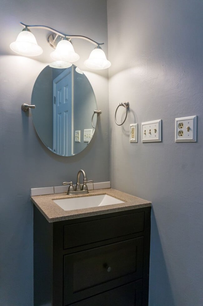 Building Photo - Charming Townhouse in Arden with Swimming ...