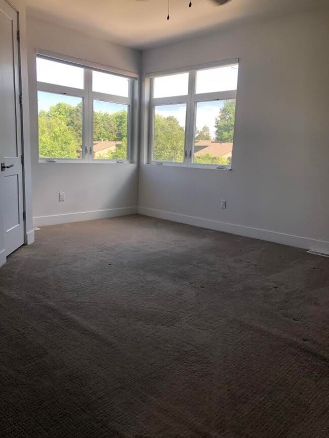 Building Photo - Beautiful 3 Bed, 4 Bath Home, Stunning Views from Rooftop Deck, D-12, close to DT and Military