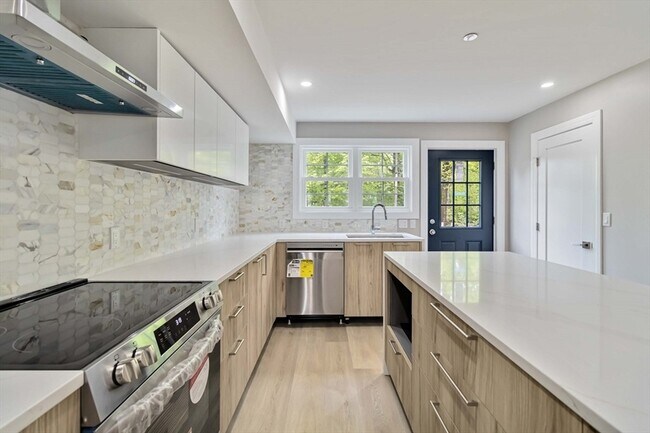 Building Photo - 192 Main St