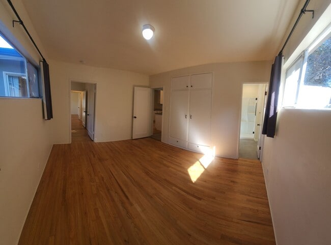 Building Photo - Well maintained 5 bedroom 2 bath with garage