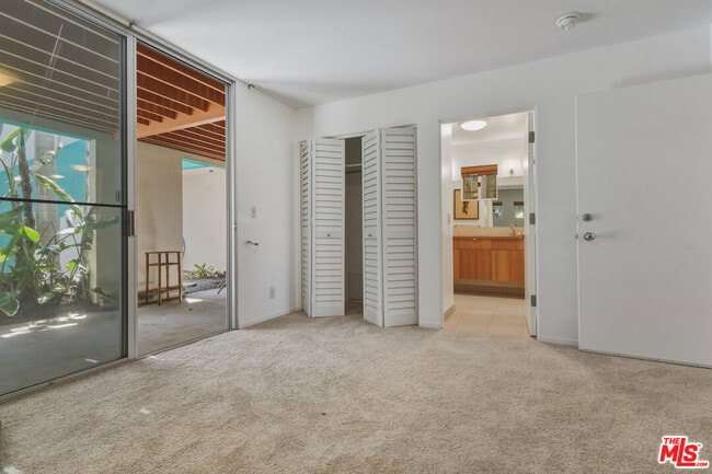 Building Photo - 656 Angelus Pl