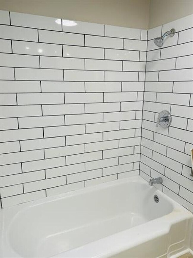 Building Photo - 3/2 Available Now!