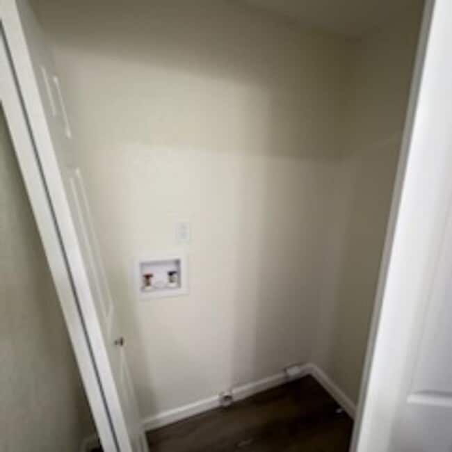 Building Photo - Beautiful newly remodeled 2/1 apartment!