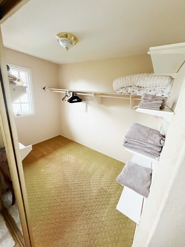 Building Photo - 444 Fern Glen