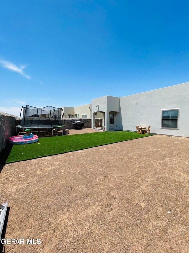 Building Photo - 2220 Tierra Delmonte Dr