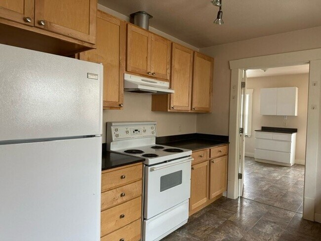 Building Photo - AVAILABLE NOW: 2 bdrm/1 bath House