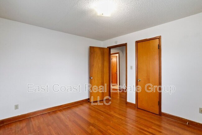 Building Photo - 838 Jenny Wren Dr