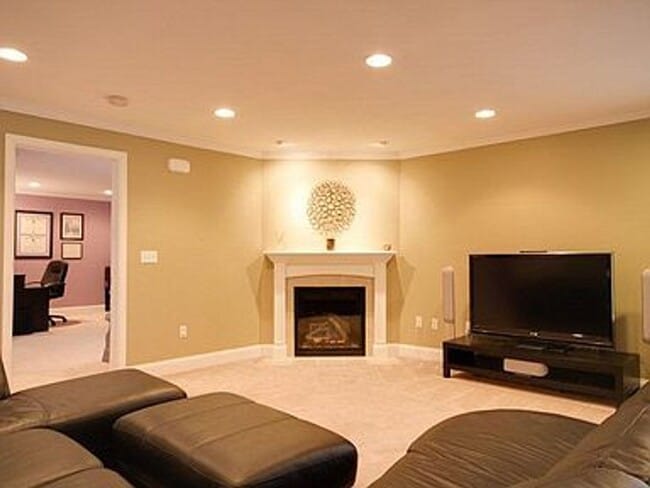 Building Photo - Spacious home with 5 bedrooms and 3 full b...