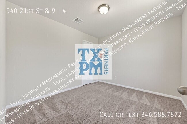 Building Photo - 940 21st St