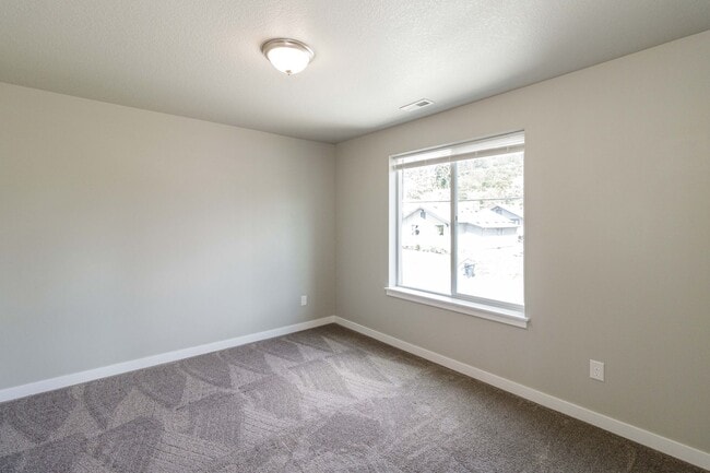 Building Photo - Move In Ready 3 Bedroom 2.5 Bathroom with ...