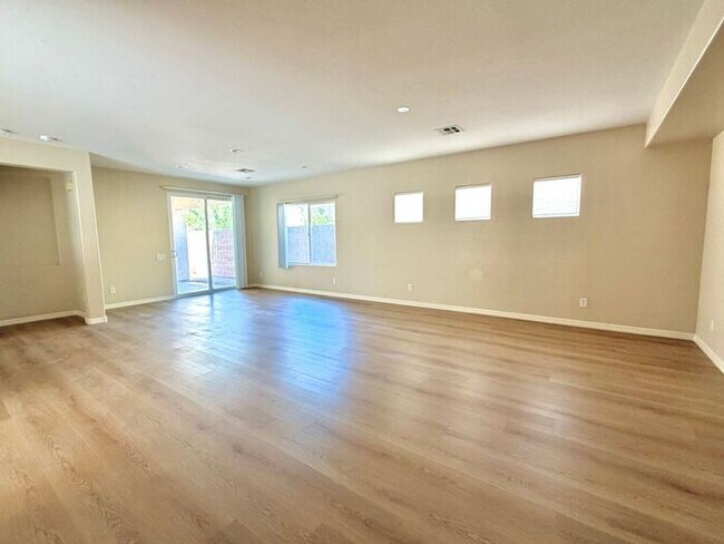 Building Photo - This property has been shown before and will be leased to the first qualified applicant. To sched...