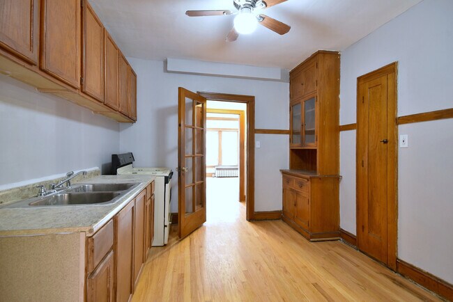 Building Photo - 608 N Mayfield Ave