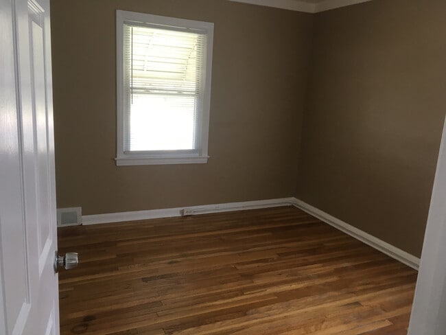 Building Photo - 3 Bedroom Bungalow, Move-In Ready. Sec. 8 OK