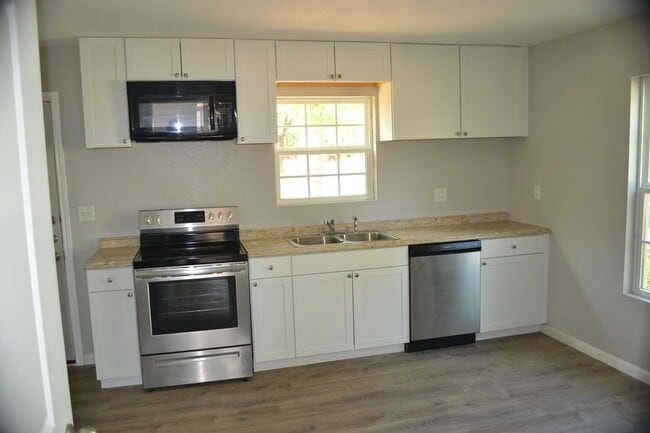 Building Photo - Renovated 1 bedroom 1 bath duplex!! Don't miss out on this stunner!