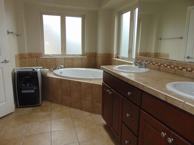 Building Photo - 4+ Bedroom/2.5 Bath Luxury Kirkland Home.  Spacious Home, Rose Hill Area!  A Must See!