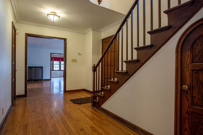 Building Photo - Gorgeous 5 Bedroom / 4.5 Bath Home located right off Happy Hollow Blvd!