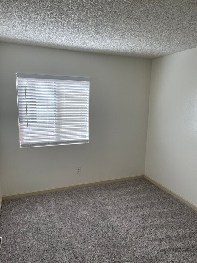 Building Photo - Bright and Charming 3 Bedroom 2 Bath Condo with Patio and A/C!