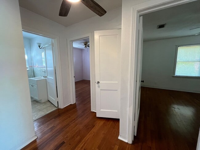 Building Photo - Charming Vintage Home on 3 City Lots near football stadium Live Oak, FL