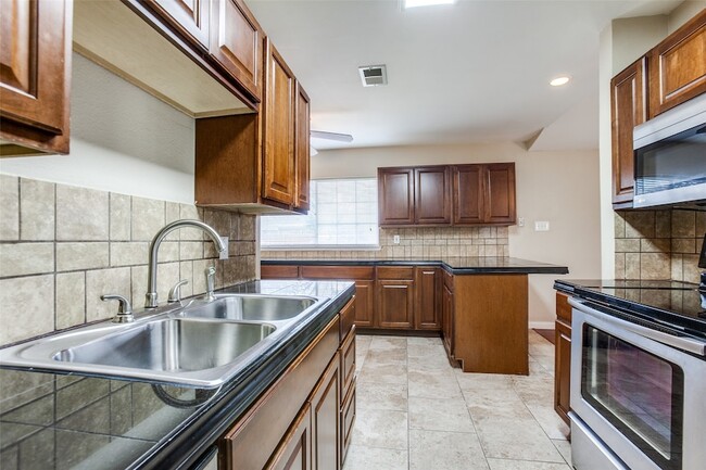 Building Photo - 811 Brentwood Ln