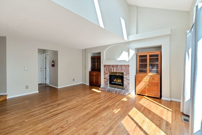 Building Photo - 2152 Holyoke Ln