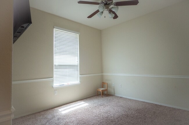 Building Photo - 1414 S Maple Dr