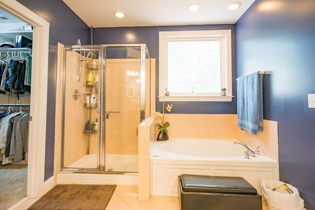 Building Photo - Gorgeous and Spacious 4 Bedroom home, Golf Course Views, Premium Finishes, Pet Friendly!