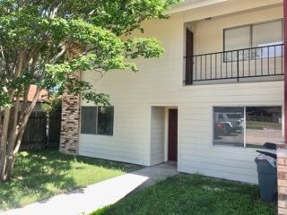 Building Front - 211 W Cardinal Ln