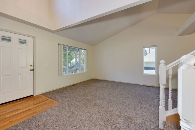 Building Photo - Highly Desirable Home in Ridgetop Communit...