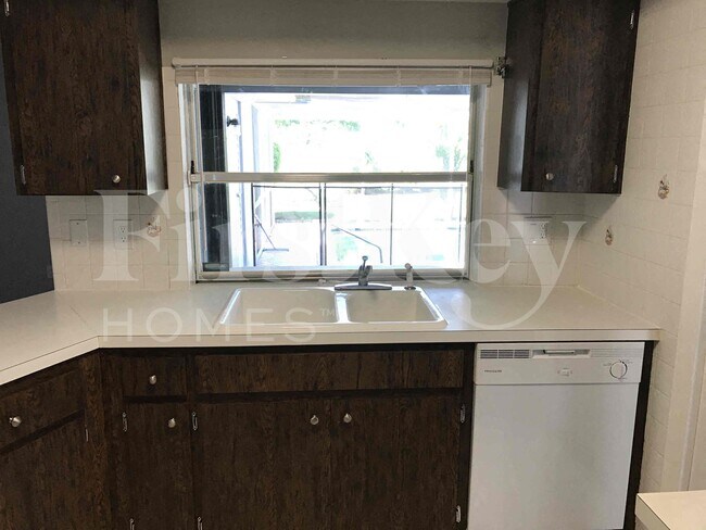 Building Photo - 3922 SE 2nd Ave