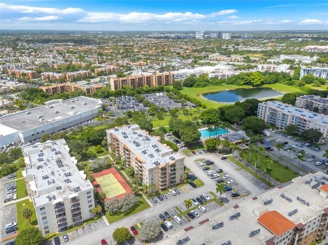 Building Photo - 9320 Fontainebleau Blvd